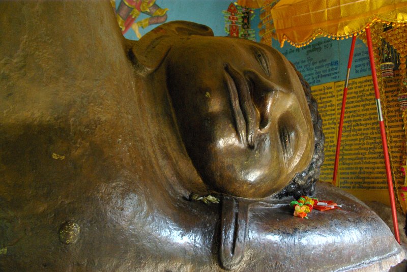 IMGP7130.JPG - Schlafender Buddha - direkt in den Fels gehauen