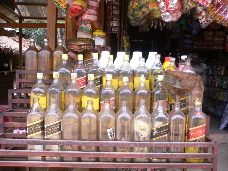 CP1070327.JPG - Johnny Walker - die Flaschen werden in Kambodscha meist zum Verkauf von Benzin verwendet.