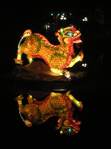 IMGP7970a.JPG - Beleuchtete Figuren auf dem Fluss in Hoi An