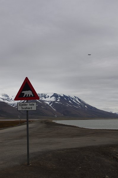 IMGP8294.jpg - ausserhalb der Longyearbyen ist Waffentragpflicht.....