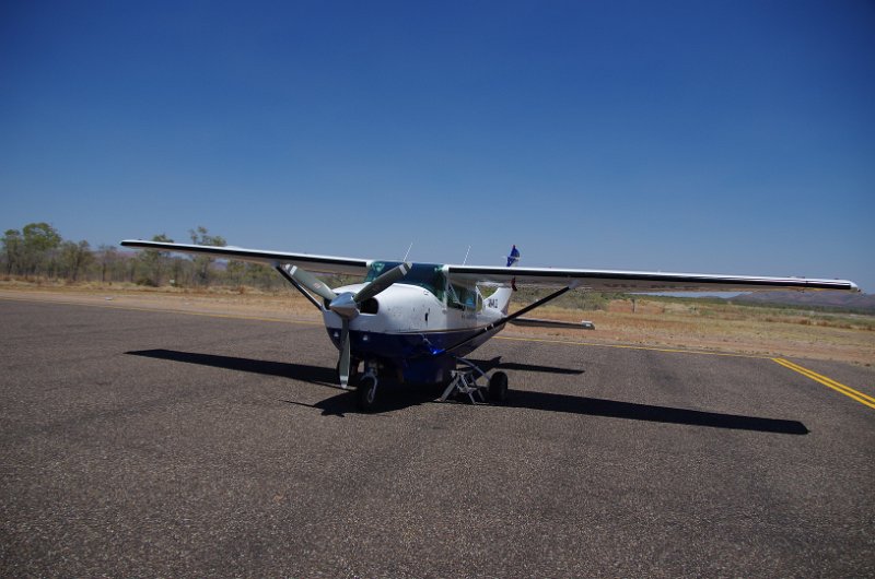 Australia12-078_tifj.jpg - Die Langepiste (gebaut für A320) ware für unsere Cesna üppig bemessen