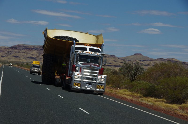 Australia12-115_tifj.jpg - Ein Mienenlastwagen wird geliefert