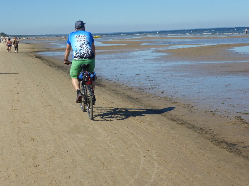 Baltikum-P401.JPG - Velofahren am Strand!