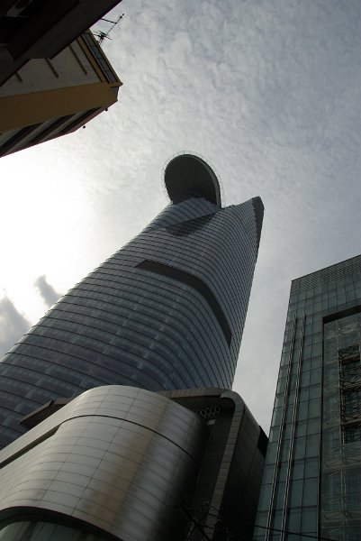 IMGP8533.JPG - Das neuste Hochhaus - 76 Stcokwerke mit Helikopterplattform im 50. Stock