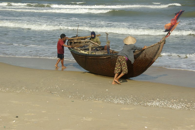 IMGP7855.JPG - Das schwere Boot wird mit Drehbewegungen an Land geholt.