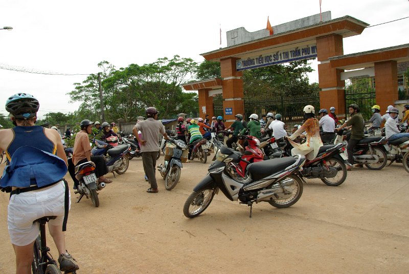 IMGP8014.JPG - Das Mami-Taxi vor der Schule: Motorrad statt Offroader!