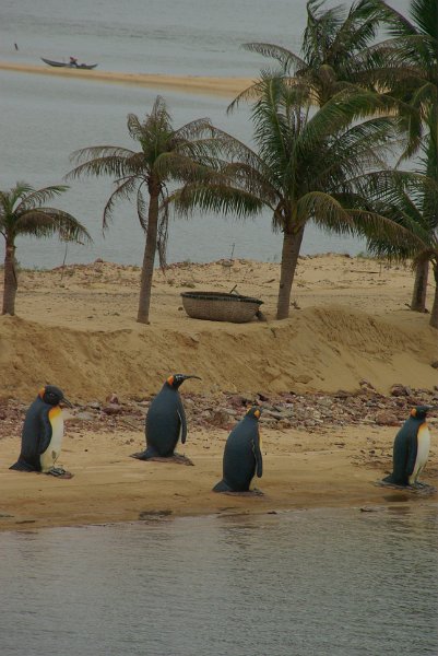 IMGP8087.JPG - Pinguine in Qui Nhon? Nein, die sind aus Beton!