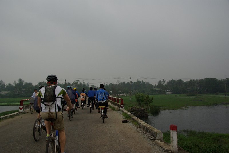 IMGP7578.JPG - Wir sind nicht die einzigen Radfahrer - obwohl heute Vietnam von Motorrädern dominiert ist