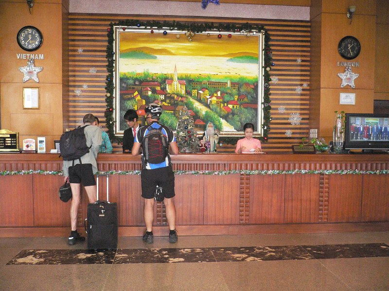 IMGP8089a.JPG - Biker in der Hotellobby - trotz der ungewöhlichen Kleidung waren wir gern gesehene Gäste