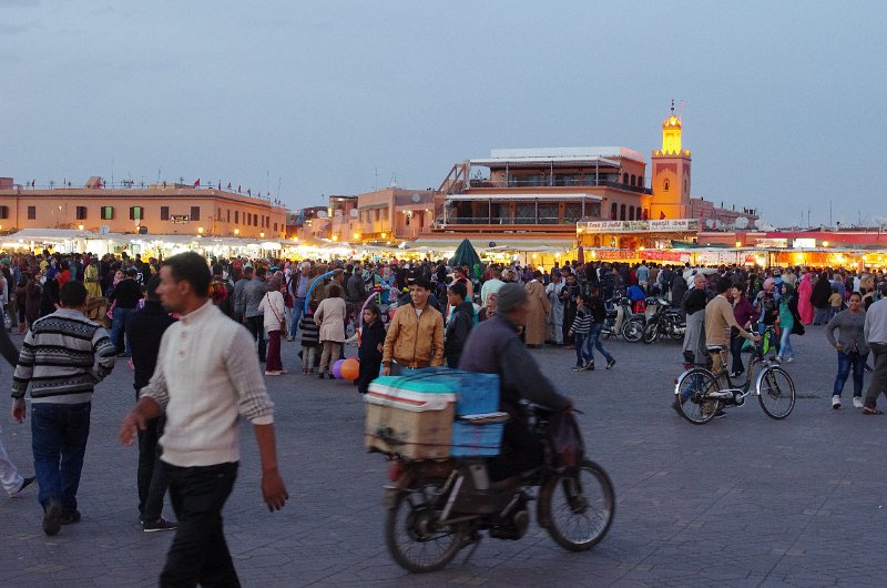 Mar-sel_008.JPG - Jemna el Fna - der Hauptplatz in Marrakesch