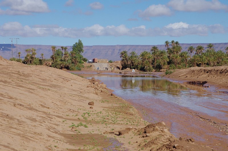 Mar-sel_037.JPG - Geflutete Strasse bei Zagora - kein Durchkommen