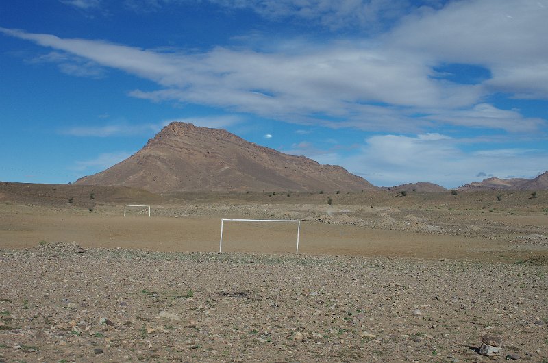 Mar-sel_068.JPG - Ein Wüsten-Fussballfeld