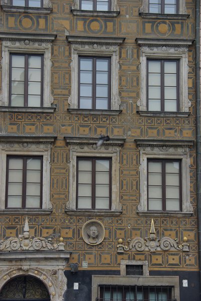 Polen_10-691.JPG - Detailreiche Fassade. Die 1944 zerstörte Altstadt wurde von 1949 bis 1955 wieder aufgebaut
