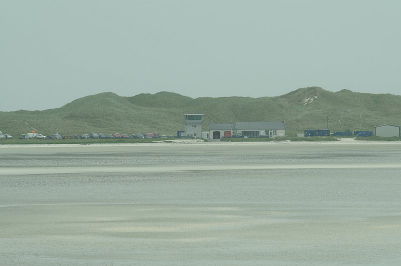 IMGP0715.JPG - der Strand ist gross genug, der Flughafen direkt am Wasser