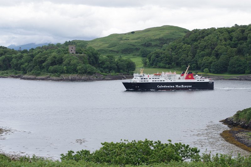 IMGP0873.JPG - Calmac Fähre vor Dunollie Castle