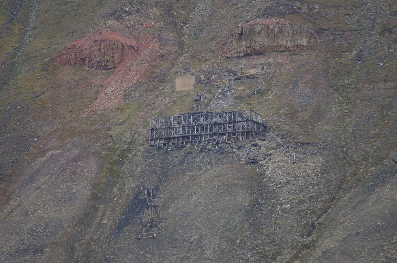 IMGP9925.jpg - Eine der stillgelegten Kohle-Minen bei Longyearbyen