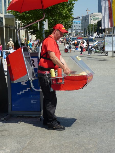 P1020881.jpg - Einmannbratwurststand